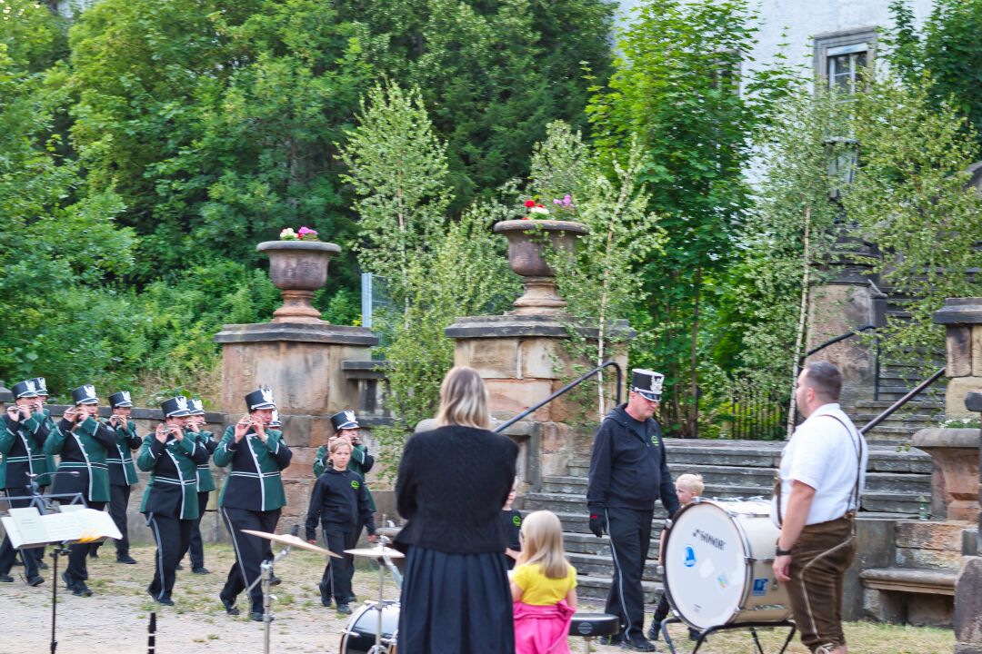 Der Spielmannszug der Schützengesellschaft Salzgitter-Lebenstedt ist vor dem Schloss Ringelheim einmarschiert