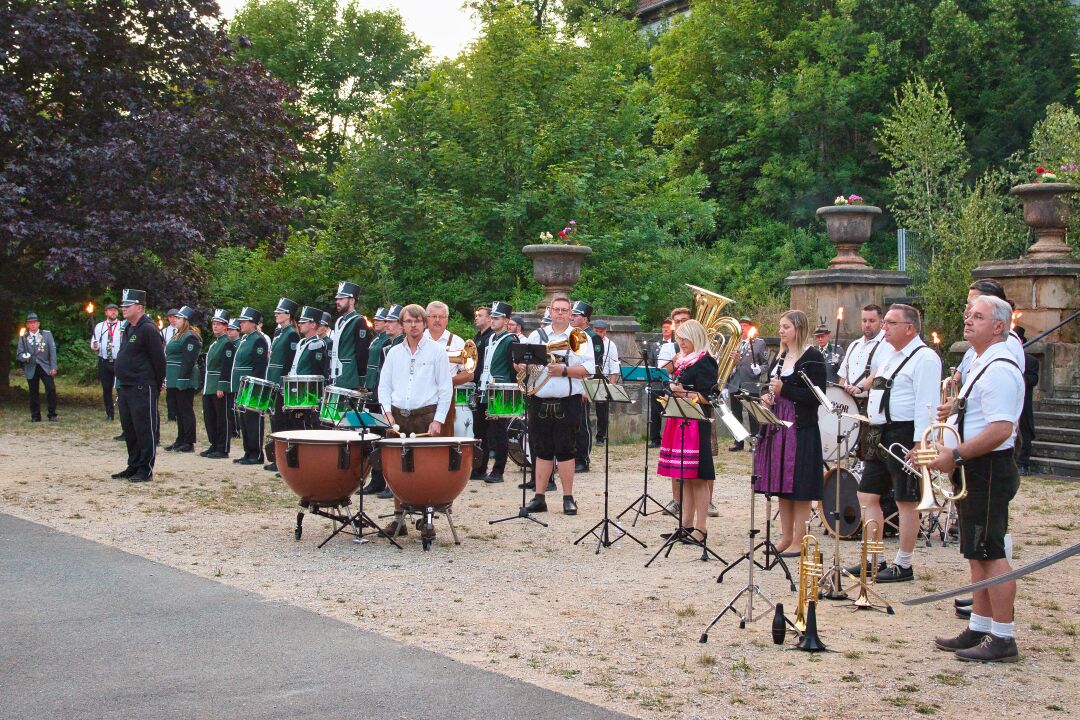 Der Spielmannszug der Schützengesellschaft Salzgitter-Lebenstedt und die Hamberger Musikanten sind zum Großen Zapfenstreich vor dem historischen Schloss Ringelheim angetreten